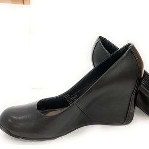 Excellent Condition - Kenneth Cole reaction wedges